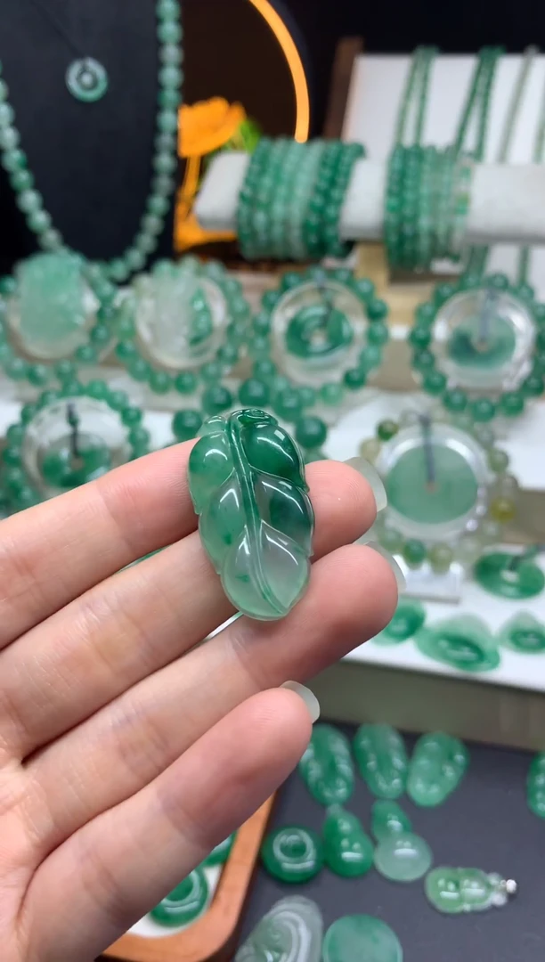 吊坠(不含链)未镶嵌石英质玉（非洲翠）金枝玉叶放漏