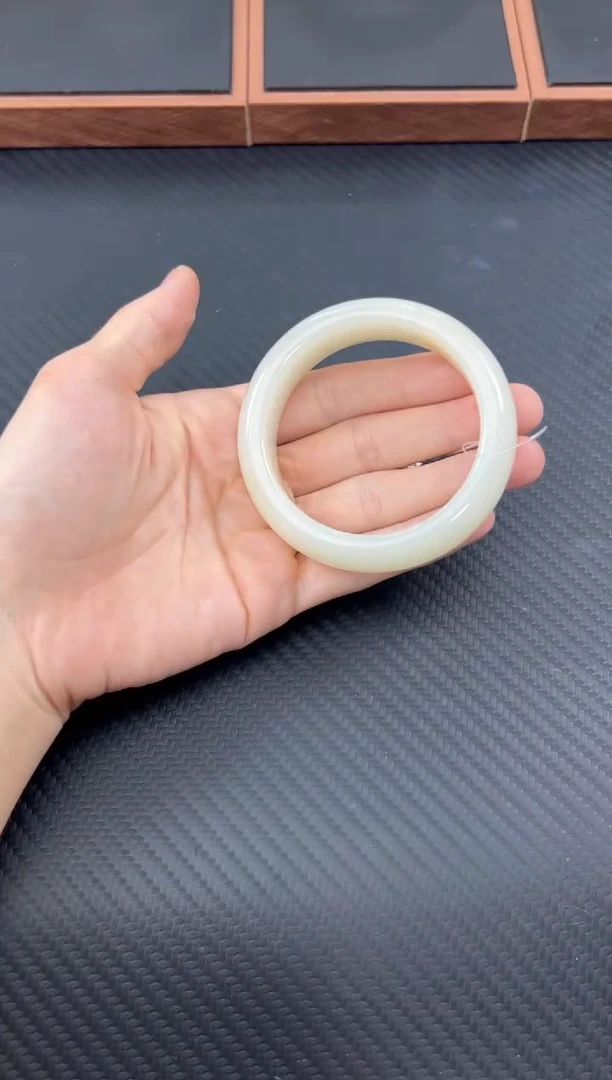 和田玉手镯未镶嵌且末微色差远矿56手镯