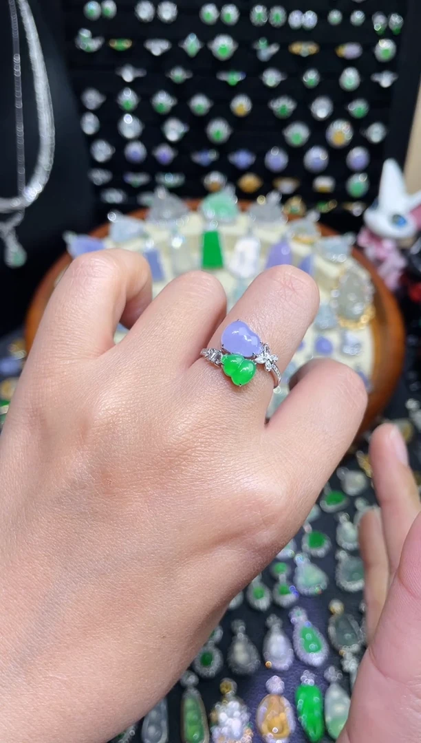 颈饰18K金镶嵌翡翠高冰双色葫芦戒指