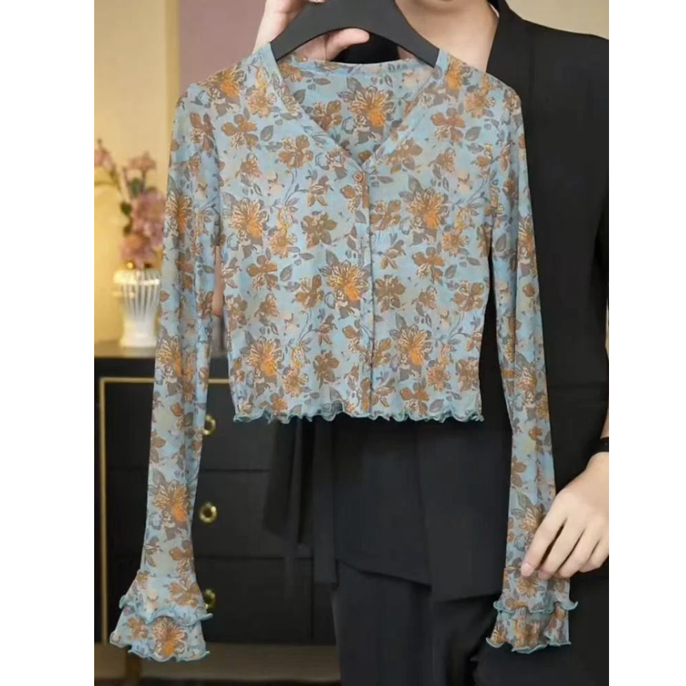 高级感气质印花喇叭袖T恤女2025早秋新款木耳边下摆V领长袖上衣潮