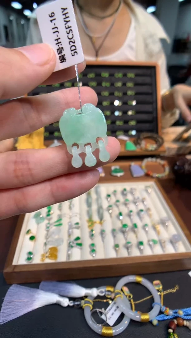 翡翠未镶嵌颈饰如意锁