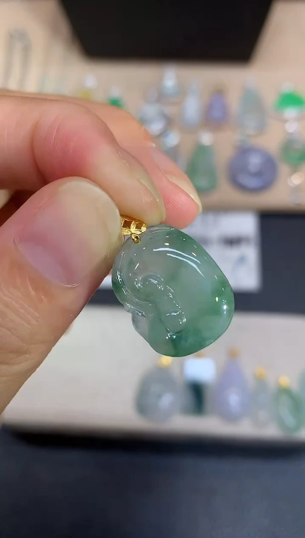 颈饰18K金镶嵌翡翠如意【无服务费