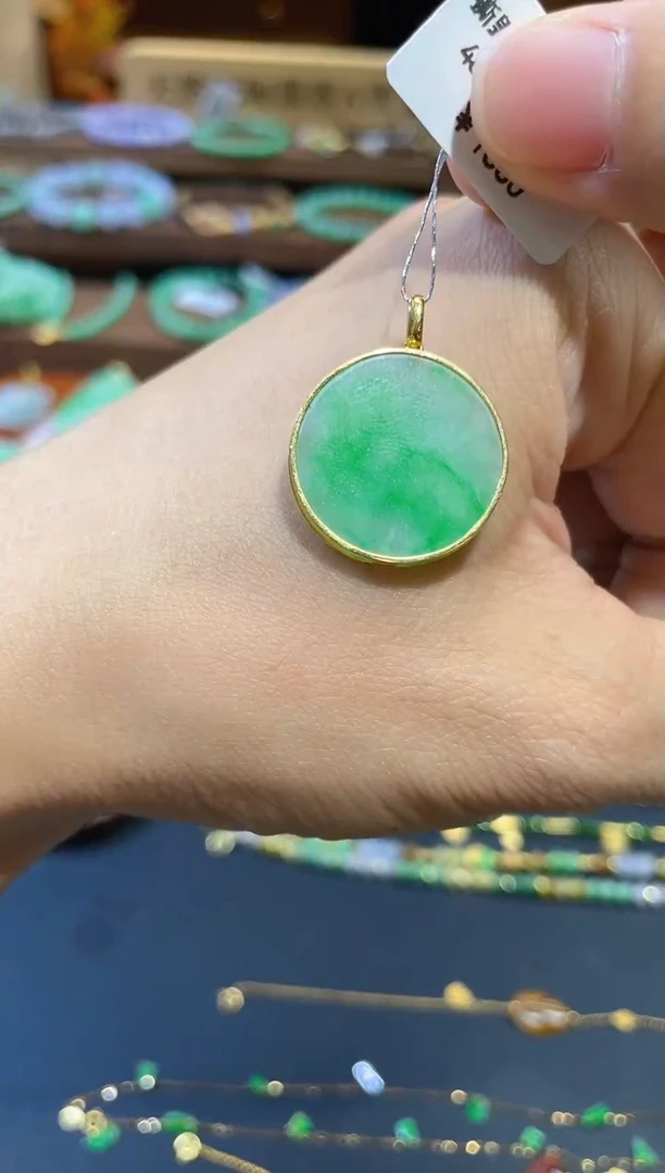 颈饰18K金镶嵌翡翠无事牌