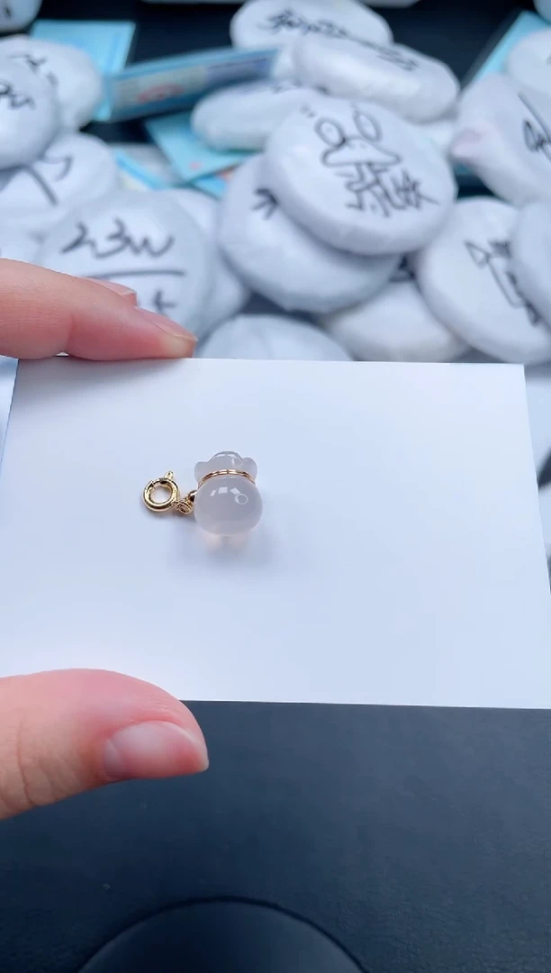 石英质玉未镶嵌颈饰福袋