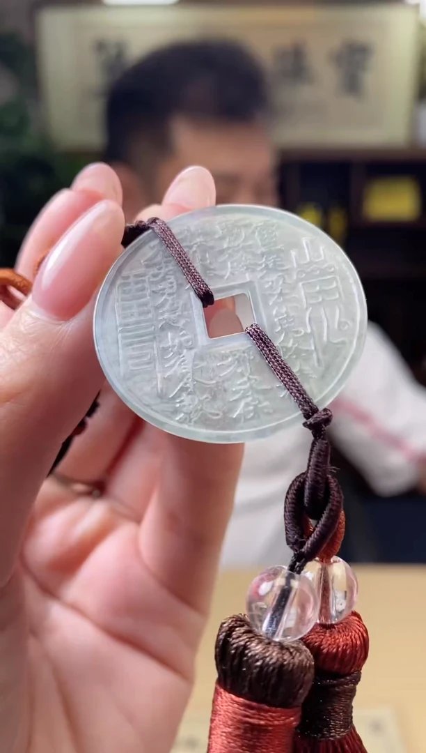 翡翠未镶嵌颈饰山鬼花钱 翡翠多样性发其一