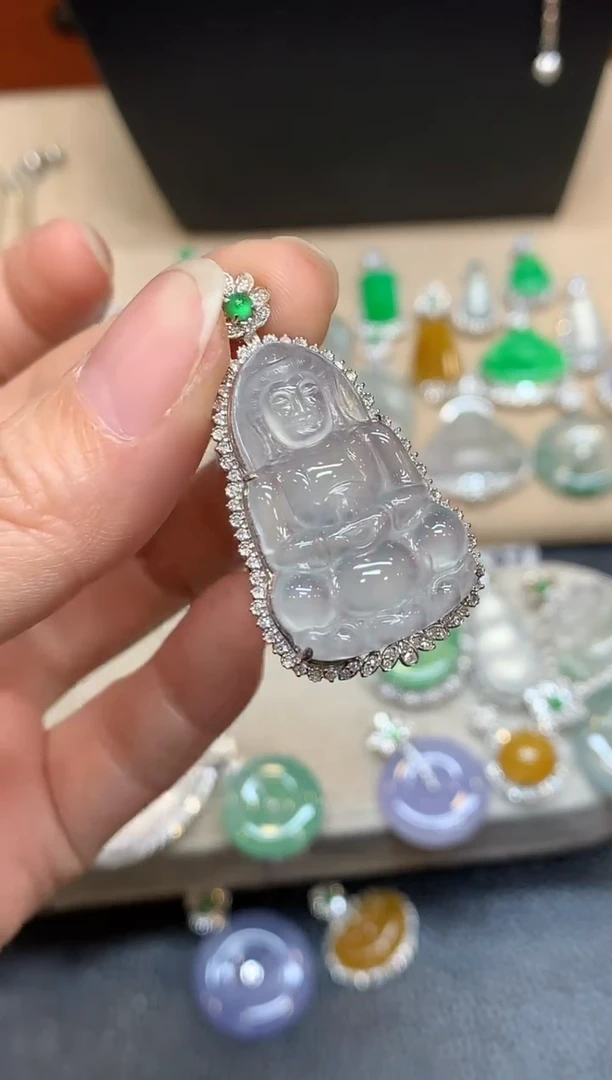 颈饰18K金镶嵌翡翠观音【无服务费