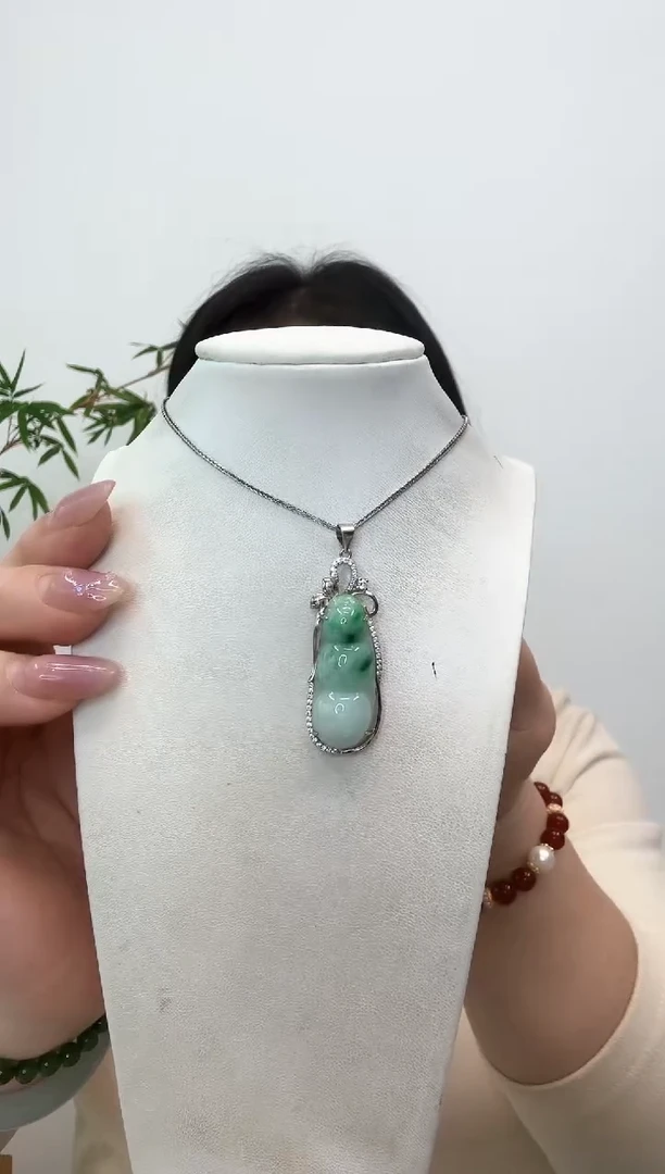 【闪购商品】翡翠吊坠(赠链)银S925镶嵌小福豆