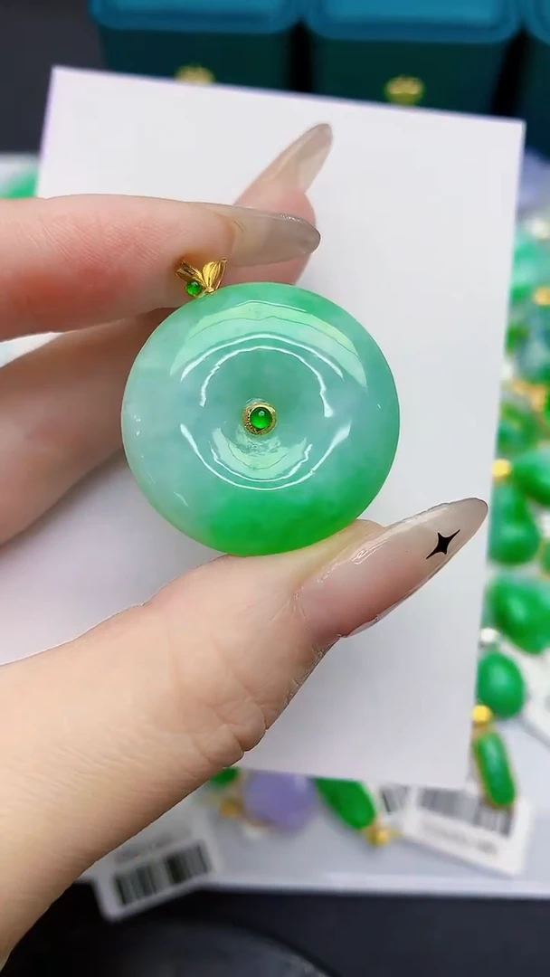 颈饰18K金镶嵌翡翠缅甸天然翡翠A货