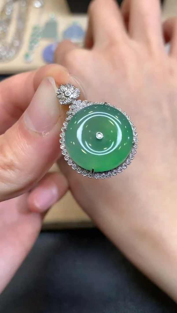 【闪购商品】翡翠颈饰18K金镶嵌平安扣【无服务费】