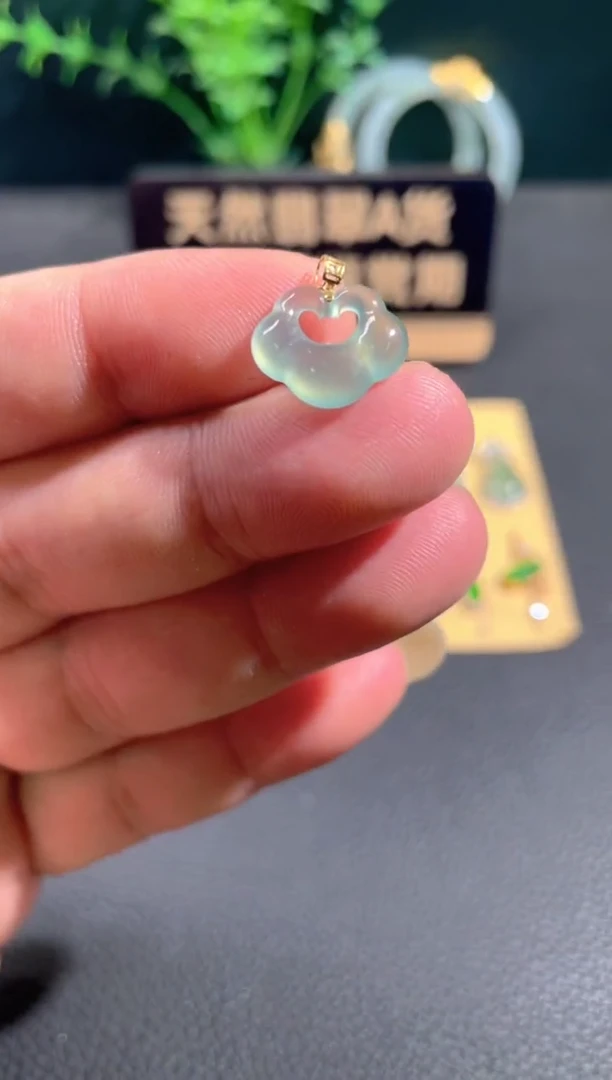 翡翠18K金镶嵌颈饰翡翠