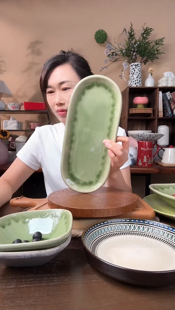 陶瓷12.5英寸窑变绿长盘微瑕
