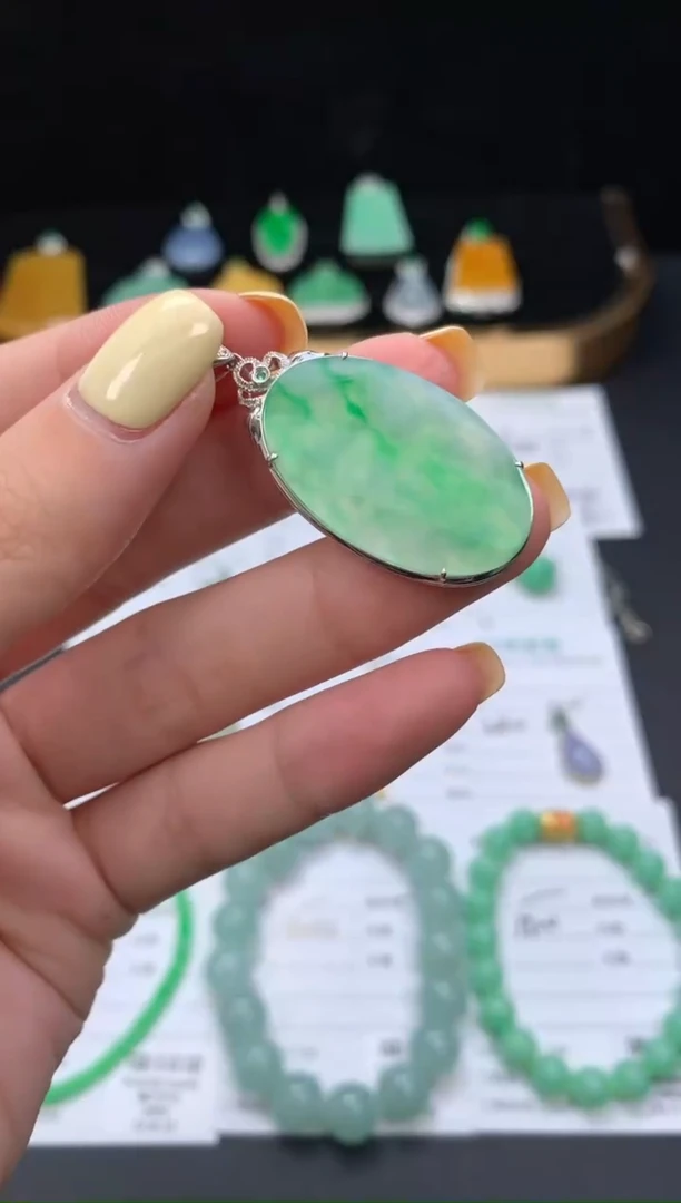 18K金镶嵌定制翡翠自营供应 48小时鉴赏期