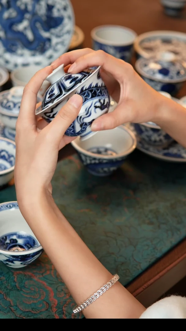 其他陶瓷铠甲龙纹两才盖碗