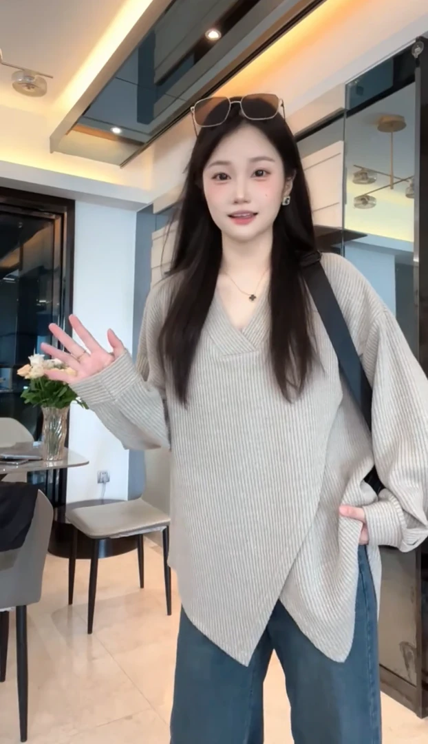 韩系2025新款时髦设计感不对称V领显瘦长袖百搭遮肉宽松针织上衣