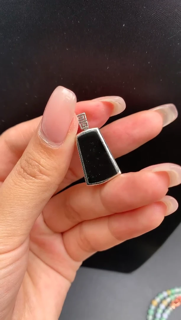 【闪购商品】翡翠颈饰18K金镶嵌墨翠无事牌1105