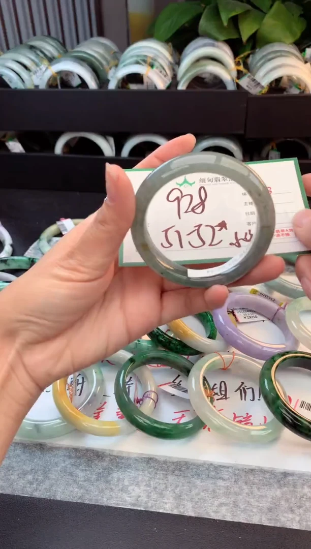 未镶嵌定制翡翠毛货需精细抛光+多人