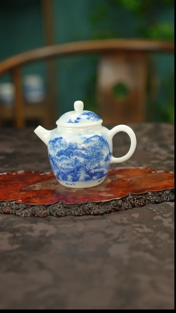 青花手绘山水瓷壶
