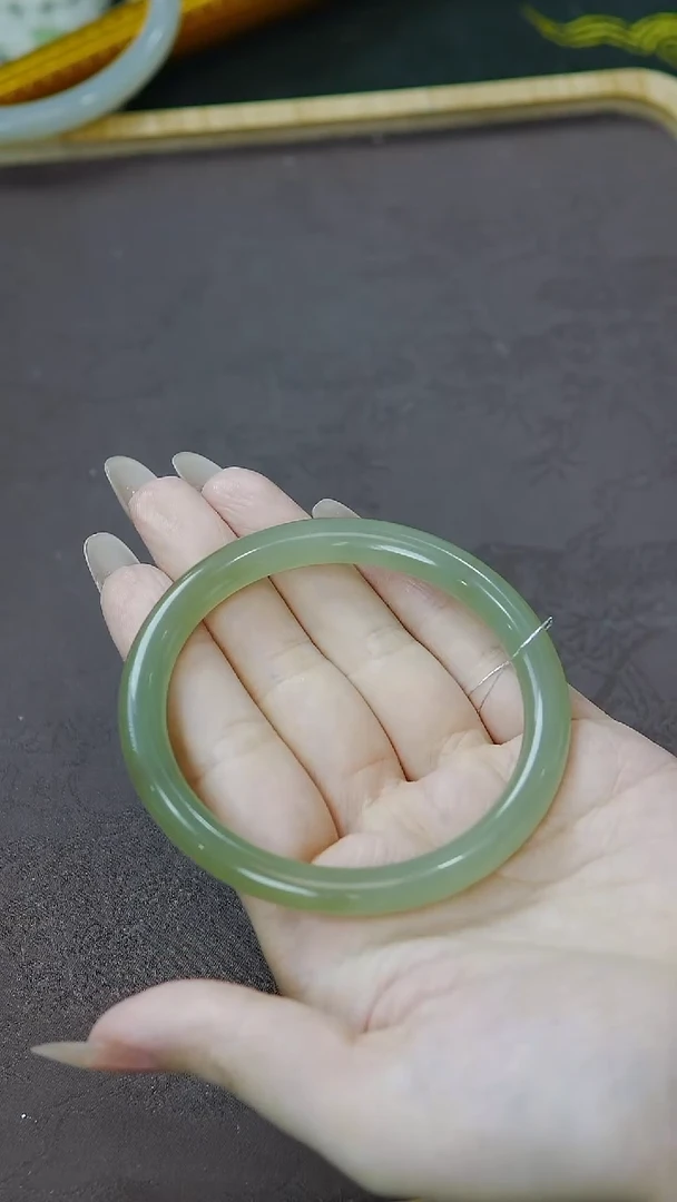 未镶嵌手镯和田玉55+圈口冰胶湖水绿手镯