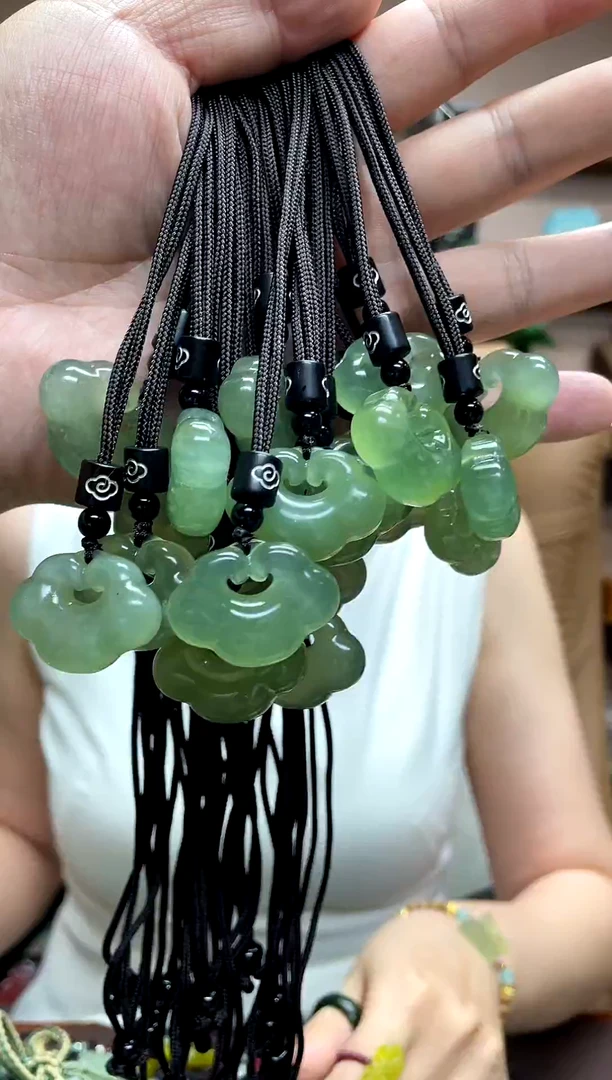 岫玉未镶嵌颈饰多样性发货发其中之一