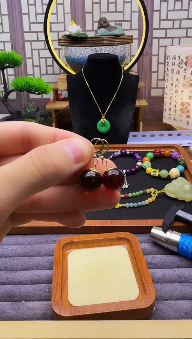 14K金镶嵌血珀耳饰E329
