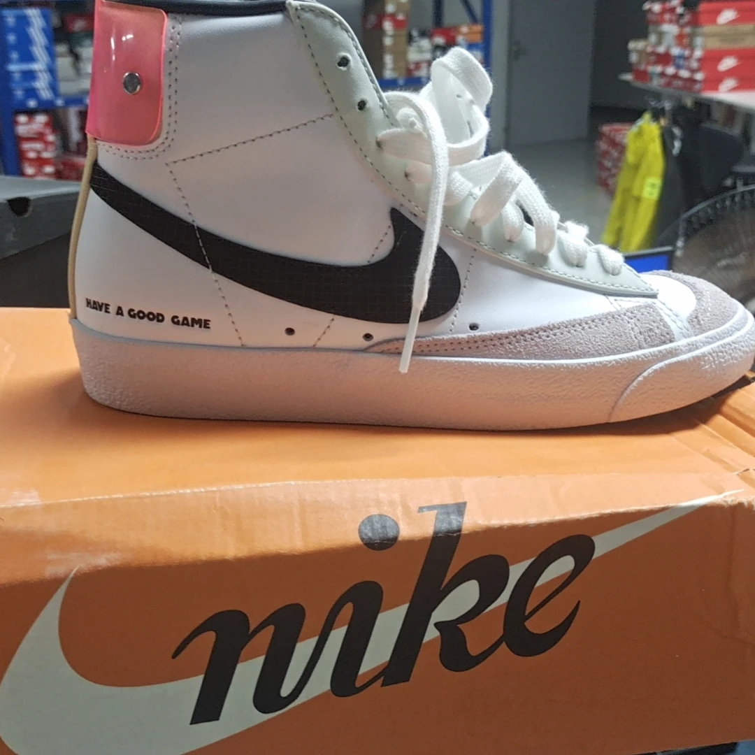 【瑕疵慎拍】Nike 耐克 高帮板鞋 36码半(无配件)