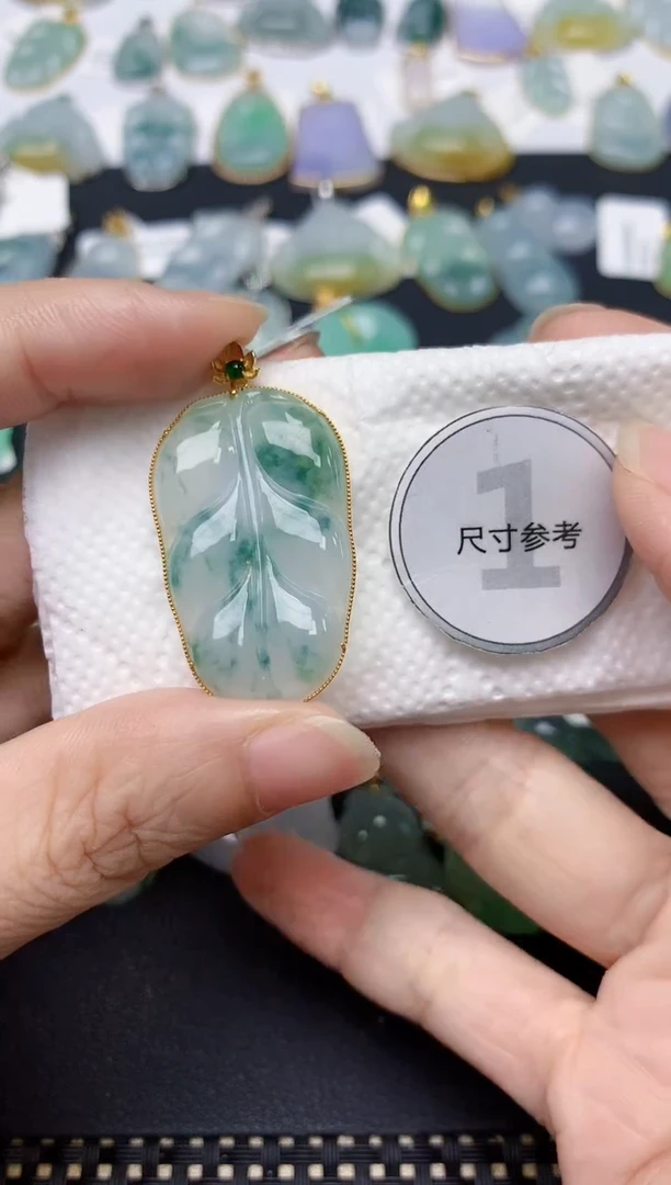 翡翠18K金镶嵌颈饰天然缅甸A货翡翠