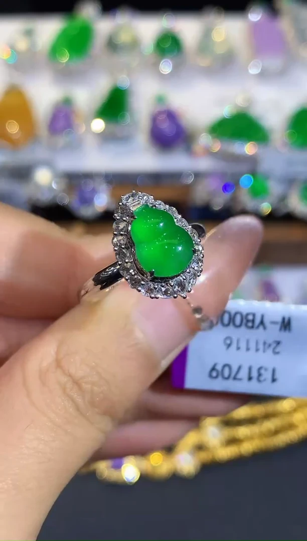 18K金镶嵌戒指翡翠多样性发其一