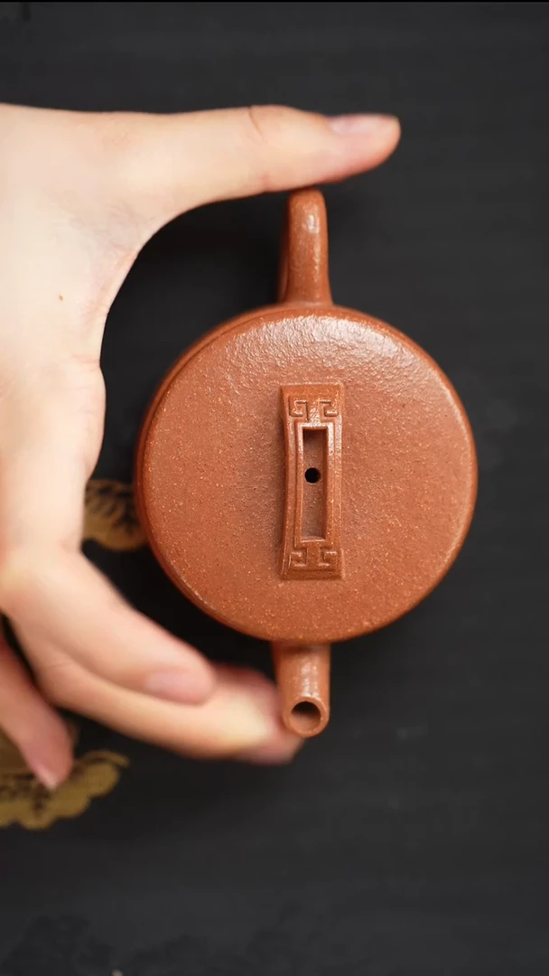 茶壶紫砂徐平黄降坡光素开窗钮汉瓦120cc