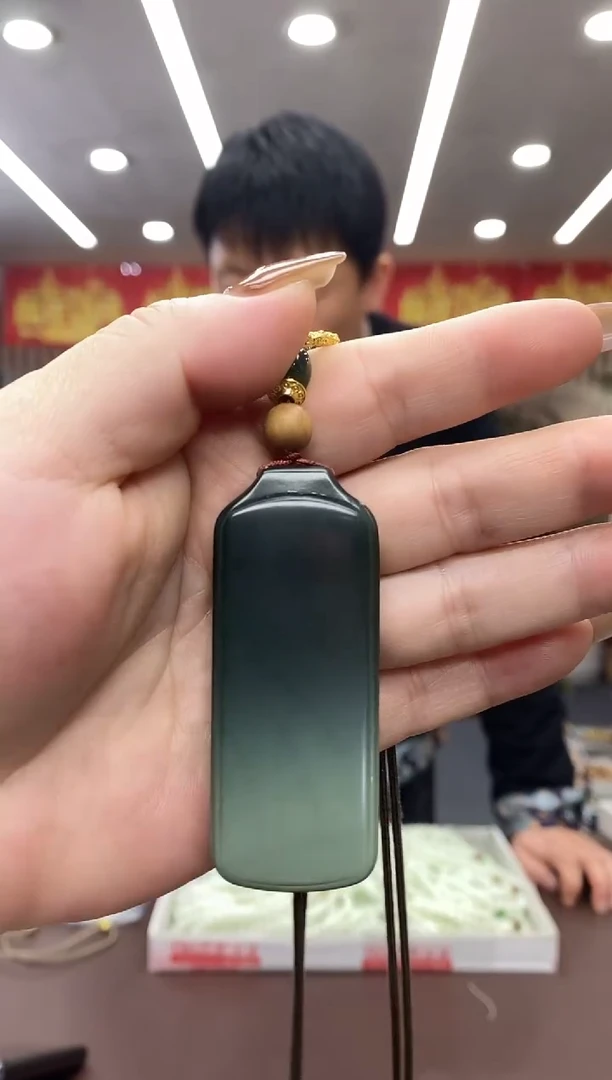 颈饰未镶嵌透闪石质玉吊坠