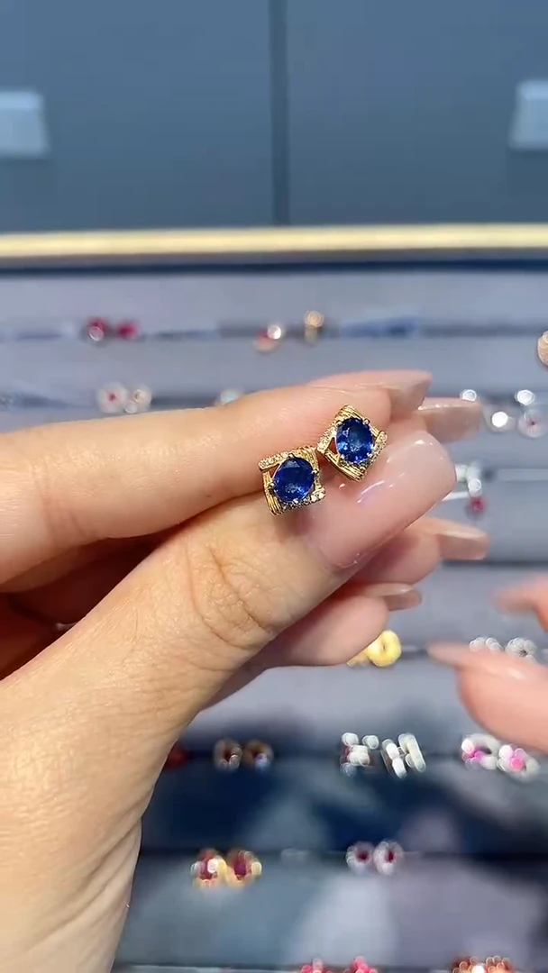 蓝宝石耳钉18K金镶嵌耳钉