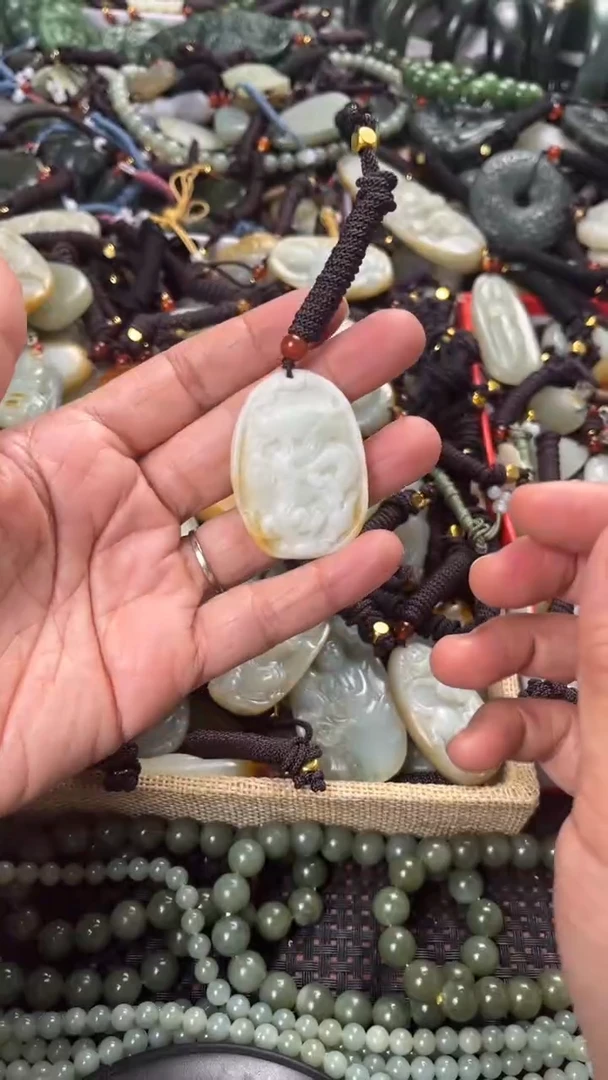 【闪购商品】和田玉颈饰未镶嵌多样性发货没有证书，拍一发一.有瑕