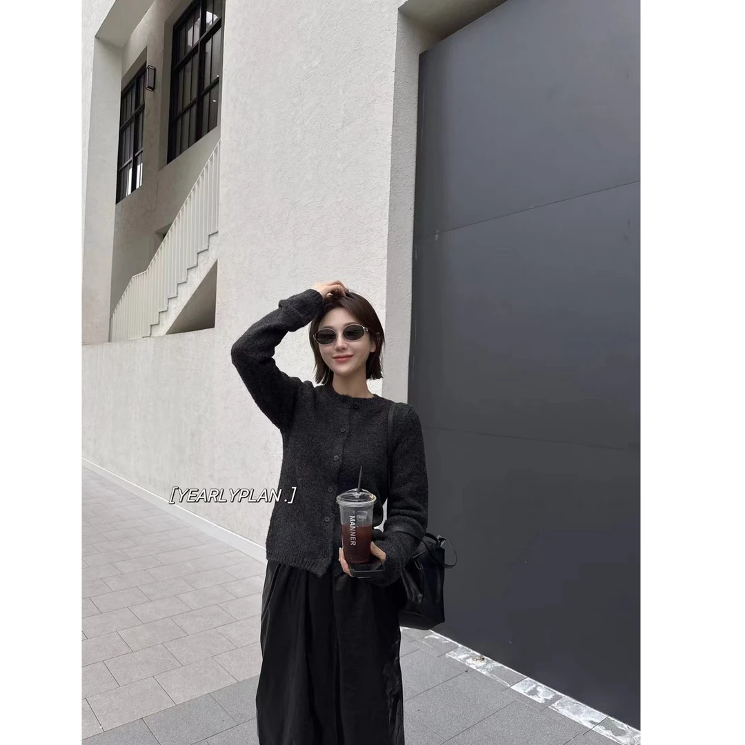 YEARLY PLAN 2024年秋冬新款女士宽松复古圆领系扣百搭针织开衫