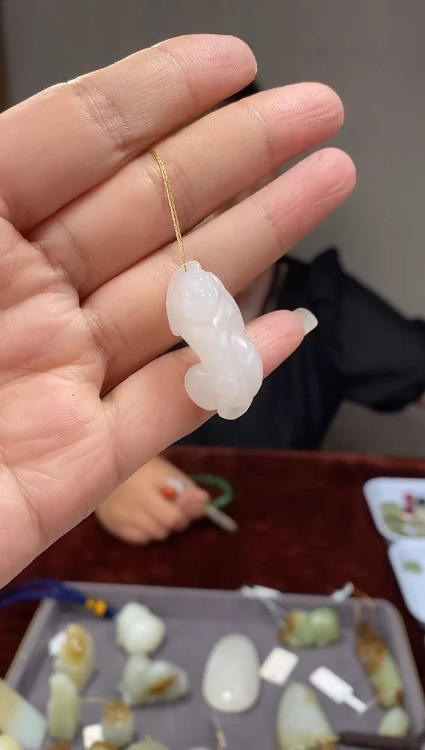 和田玉未镶嵌颈饰猴