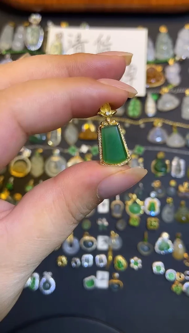 翡翠18K金镶嵌吊坠(不含链)1