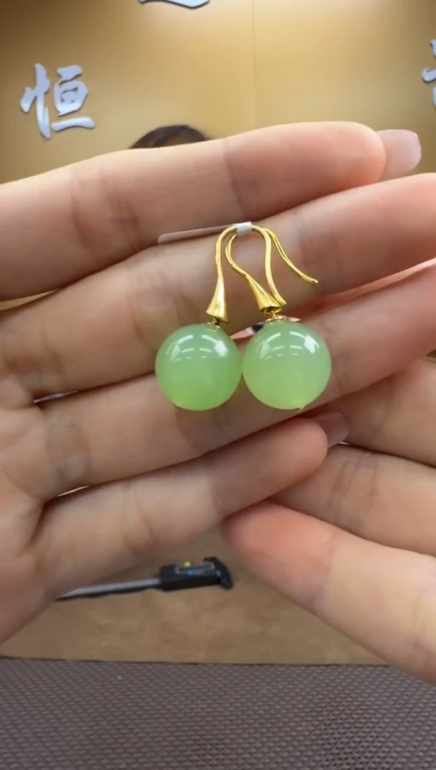 颈饰18K金镶嵌和田玉耳饰一对