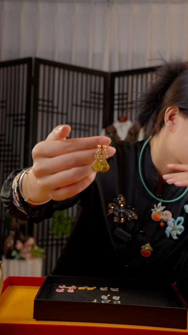 刺绣连非遗绒花手工饰品