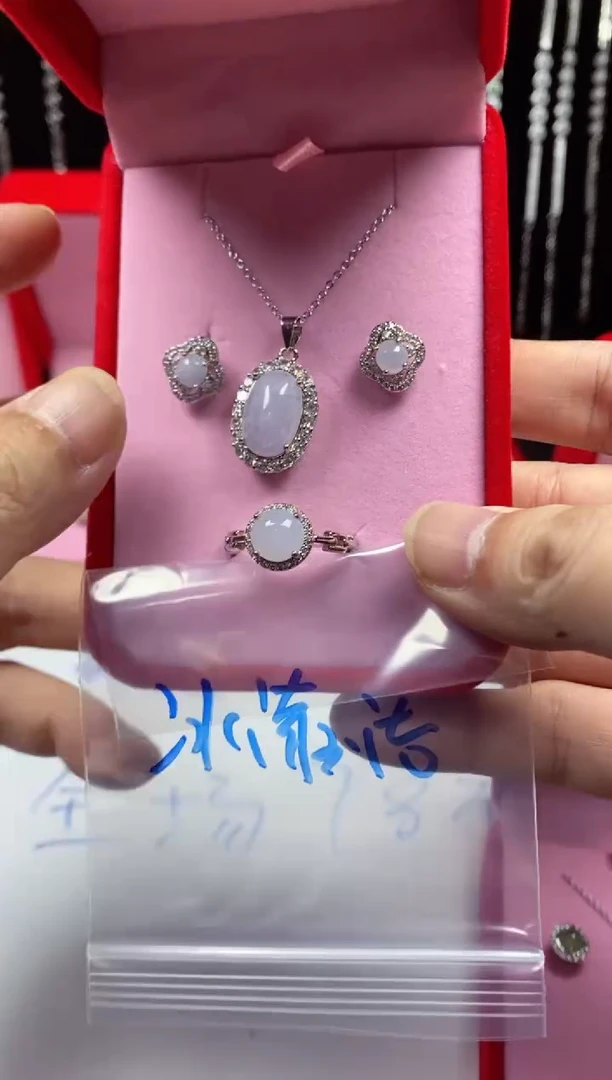 未镶嵌戒指翡翠冰***?翡翠吊坠