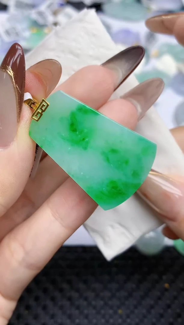 颈饰18K金镶嵌翡翠   天然翡翠A货  百元以上9米证书费自理