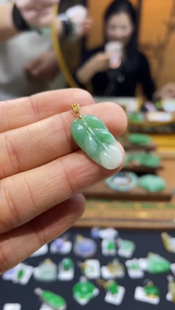 颈饰18K金镶嵌翡翠叶子  百元以下不出证