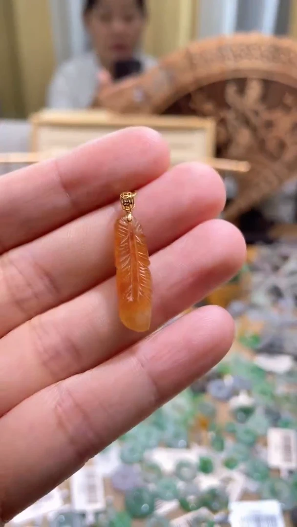 翡翠未镶嵌颈饰羽毛