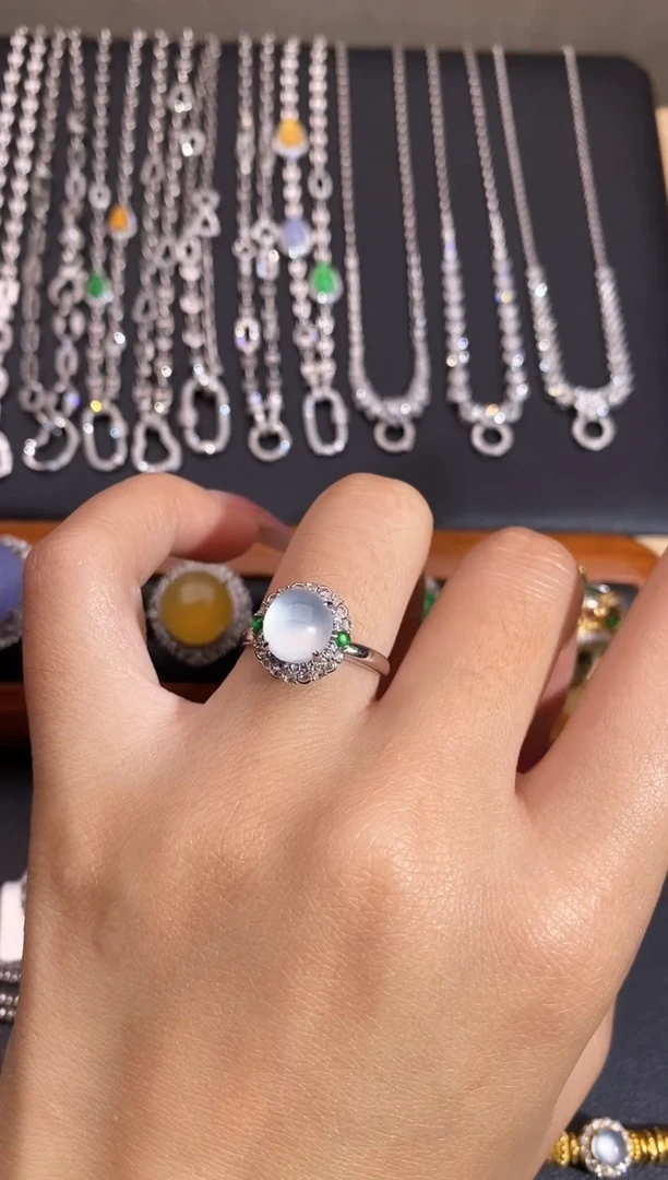 颈饰18K金镶嵌翡翠戒指