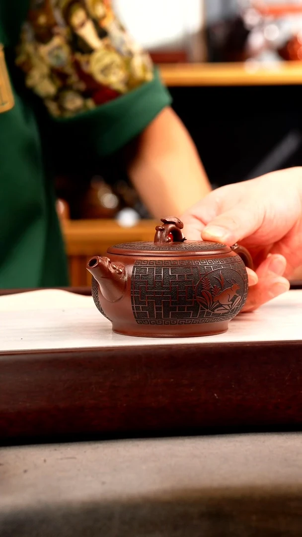 茶壶紫砂龙血砂 玉兔呈祥 刻绘