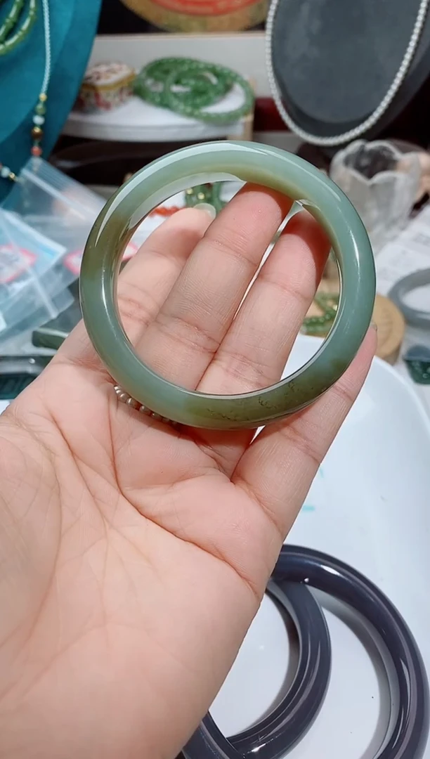 和田玉手镯未镶嵌180一个jun的