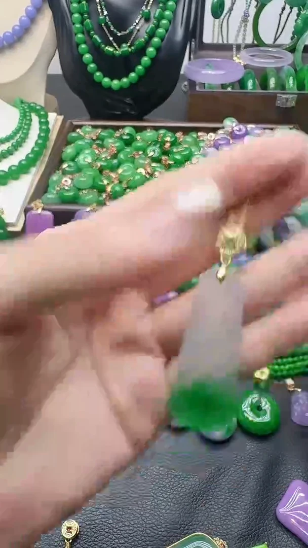 颈饰未镶嵌翡翠飘花长无事牌