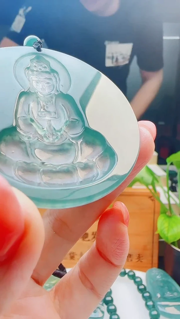 翡翠未镶嵌颈饰多样性发货其中一件