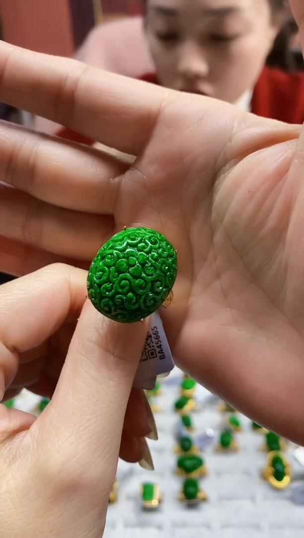 颈饰未镶嵌翡翠戒指 30