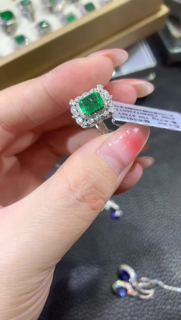 【闪购商品】祖母绿戒指18K金镶嵌W66
