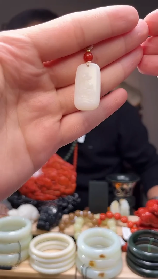 颈饰未镶嵌和田玉吊坠