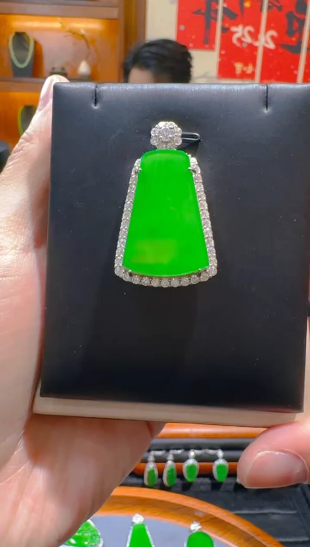 【闪购商品】翡翠吊坠(赠链)银S925镶嵌天然A货翡翠