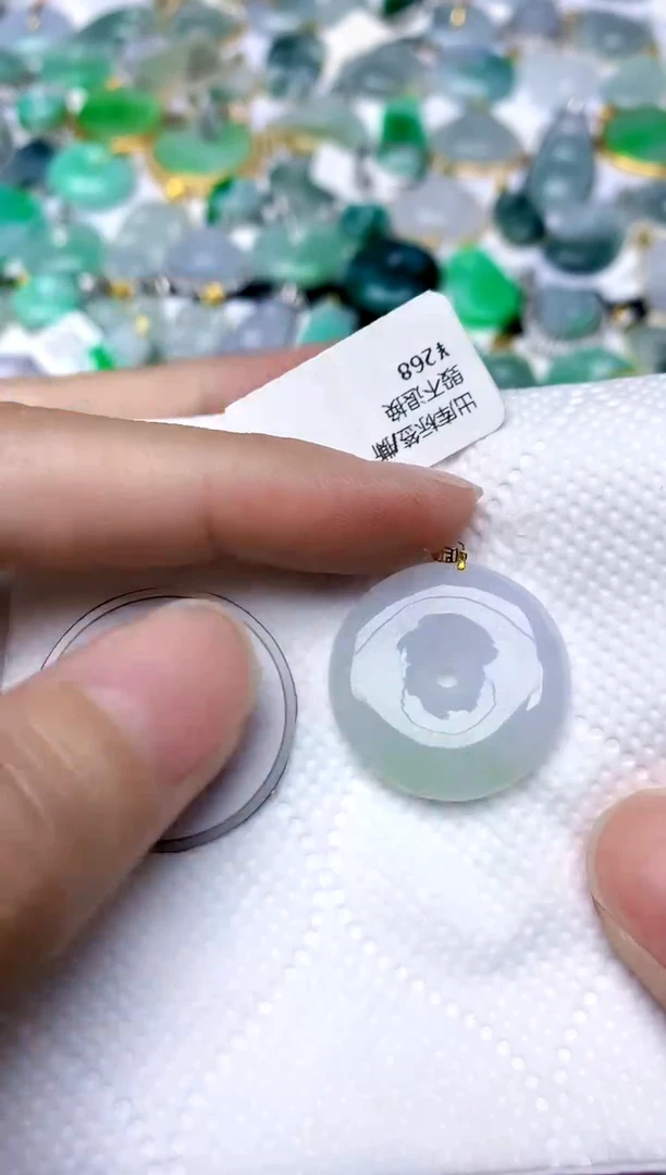 颈饰18K金镶嵌翡翠天然A货翡翠